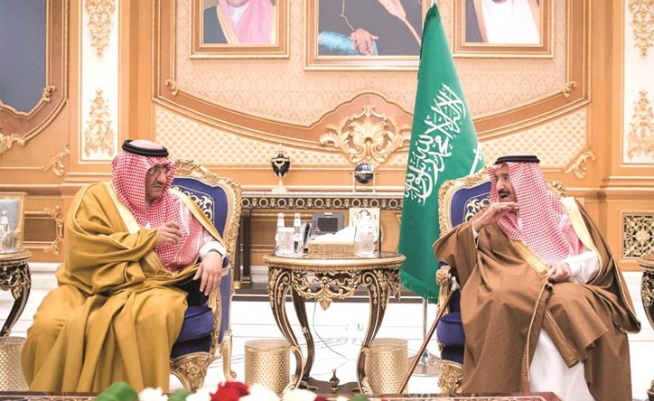 خادم الحرمين الشريفين الملك سلمان بن عبدالعزيز عقب وصوله الرياض متحدثا إلى صاحب السمو الملكي الأمير محمد بن نايف ولي العهد﻿﻿نائب رئيس مجلس الوزراء ووزير الداخلية									واس﻿