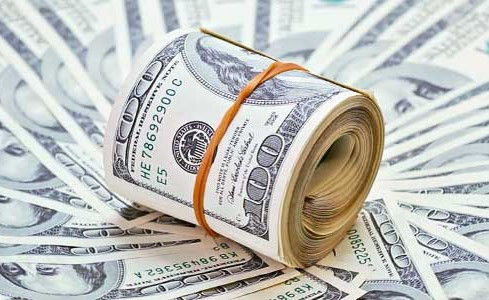 الدولار مستقر عند 18 جنيهاً.. والدينار بـ 58.30 جنيهاً
