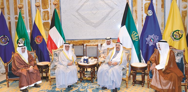  صاحب السمو الأمير الشيخ صباح الأحمد مستقبلا فهد المعجل وعيسى المزيدي ورجا حجيلان المطيري ﻿
