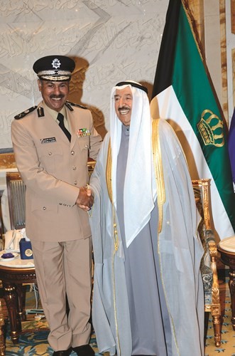 وسموه مصافحا اللواء الشيخ سالم نواف الأحمد ﻿