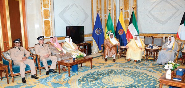 صاحب السمو الأمير الشيخ صباح الأحمد لدى استقباله الشيخ خالد الجراح والشيخ سلمان الحمود والفريق أول متقاعد سليمان الفهد والشيخ مبارك سالم العلي واللواء منصور العوضي واللواء الشيخ سالم النواف