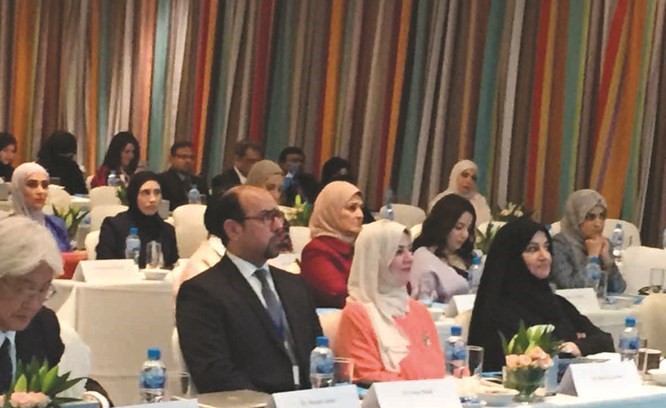 د.ماجدة القطان تتوسط د.فهد معرفي ود.إيمان الشمري﻿