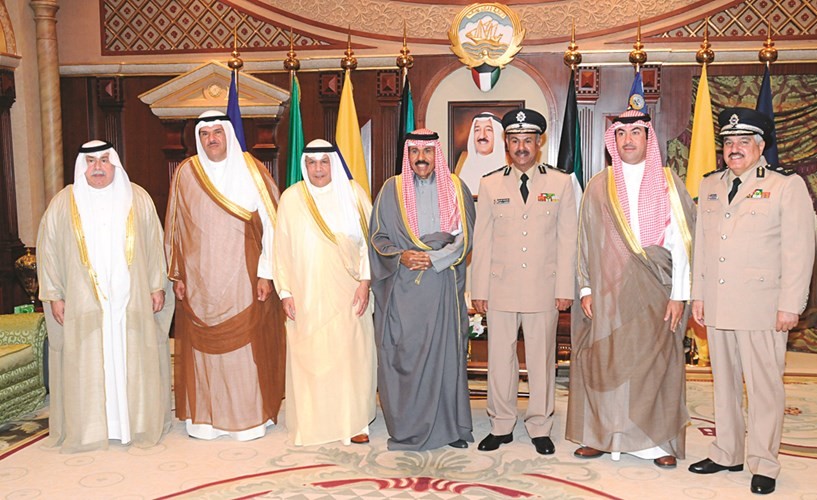 سمو ولي العهد الشيخ نواف الأحمد مستقبلا الشيخ خالد الجراح والشيخ سلمان الحمود والفريق اول متقاعد سليمان الفهد والشيخ مبارك سالم العلي واللواء منصور العوضي واللواء سالم النواف﻿
