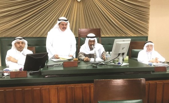 محمد المعجل مترئسا جلسة المجلس البلدي قبل رفعها ﻿