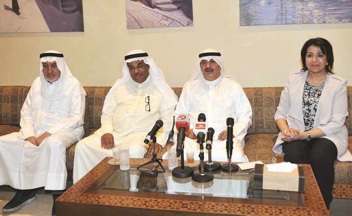 موسى معرفي ود. ياسين الياسين ود. سهام القبندي والمحامي سعود السبيعي خلال الجلسة الحوارية	 (عادل سلامة)