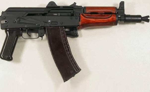 بلاغ عن تعاطٍ يكشف عن مسلح بكلاشينكوف