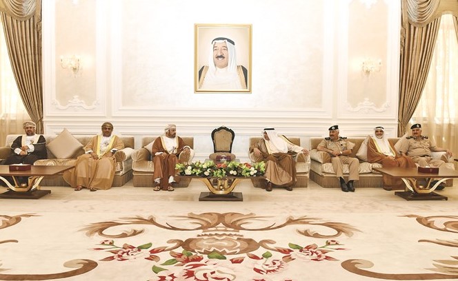 ووزير الداخلية الشيخ خالد الجراح خلال استقباله وزير داخلية سلطنة عمان حمود بن فيصل البوسعيدي﻿