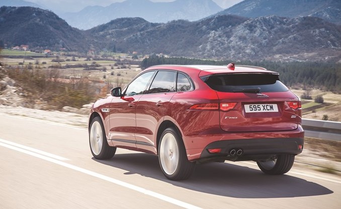 جاكوار F-PACE في التصفيات النهائية على جائزتين مرموقتين من جوائز السيارات العالمية