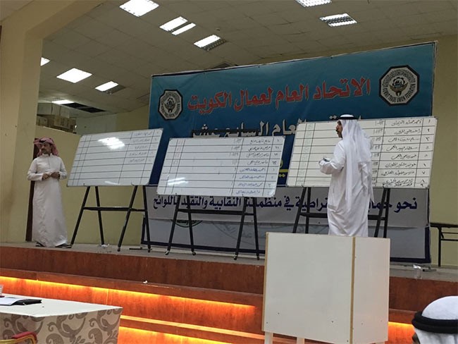  ﻿جانب من عملية فرز الأصوات﻿