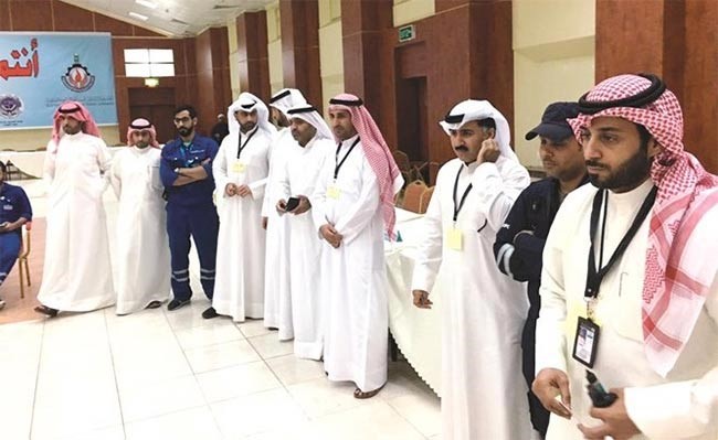  ﻿ أعضاء نقابة البترول الوطنية يستعدون للإدلاء بأصواتهم ﻿