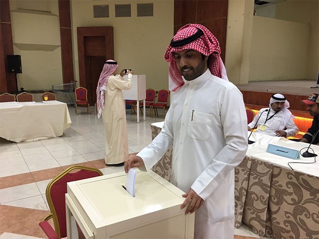عبيد العجمي نقابة ايكويت يدلي بصوته