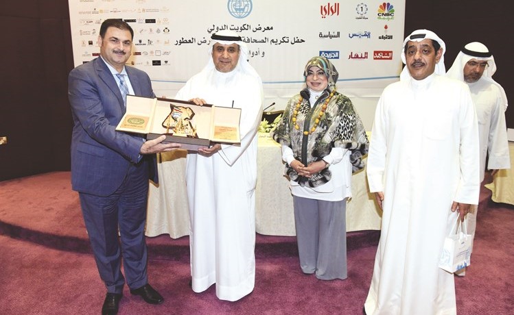 عبدالرحمن النصار يقدم درع تكريم إلى مدير إدارة التسويق والمبيعات في الأنباء الزميل فريد سلوم﻿