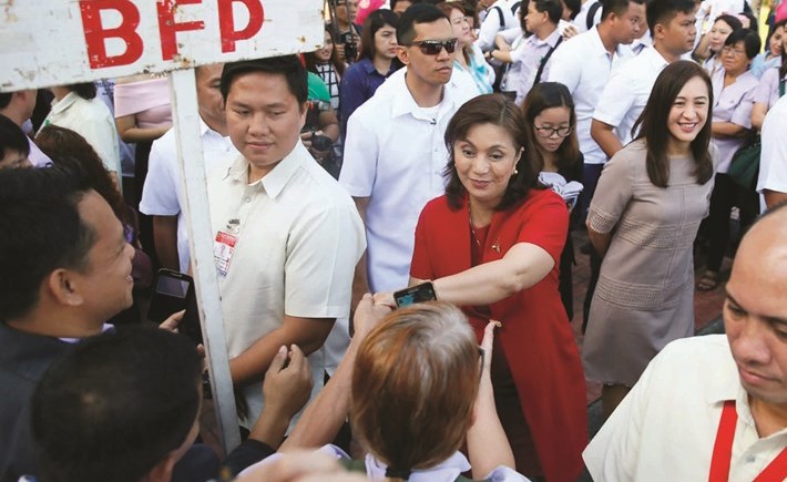 نائبة الرئيس الفلبيني تتلقى التحية من مواطنين خلال تظاهرة مؤيدة للحرب التي تقودها الحكومة ضد تجارة المخدرات (ا.ب)﻿