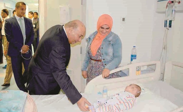 سفير الكويت لدى مصر محمد صالح الذويخ متفقدا أحد أقسام مؤسسة مجدي يعقوب ﻿
