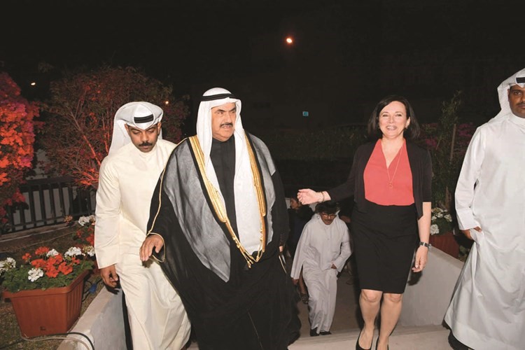 سمو الشيخ ناصر المحمد لدى وصوله إلى مقر الاحتفال وفي استقباله سفيرة كندا لدى الكويت مارتين مورو ﻿