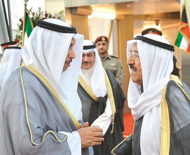 صاحب السمو مصافحا سمو رئيس الوزراء الشيخ جابر المبارك ﻿