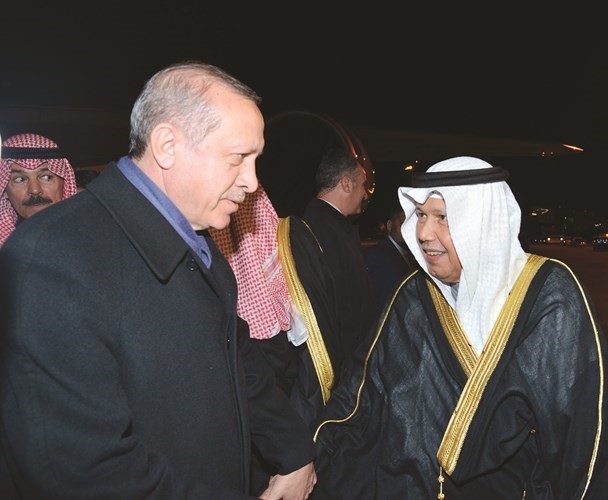 السفير أحمد فهد الفهد مصافحا الرئيس التركي﻿