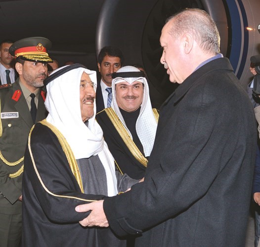 ترحيب بصاحب السمو الأمير الشيخ صباح الأحمد من الرئيس رجب طيب أردوغان ويبدو الشيخ خالد العبدالله﻿
