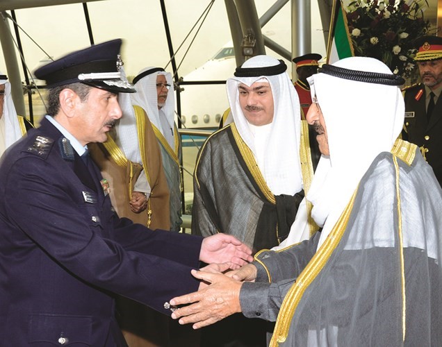 صاحب السمو مصافحا الفريق خالد المكراد ﻿