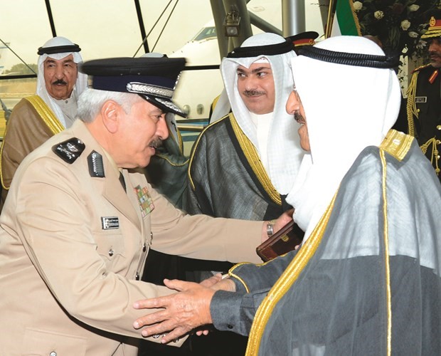صاحب السمو مصافحا اللواء محمود الدوسري ﻿