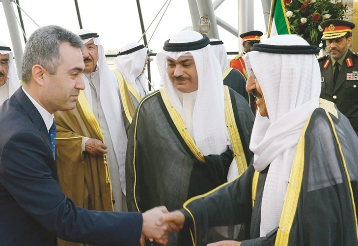 صاحب السمو مصافحا أحد مودعيه﻿