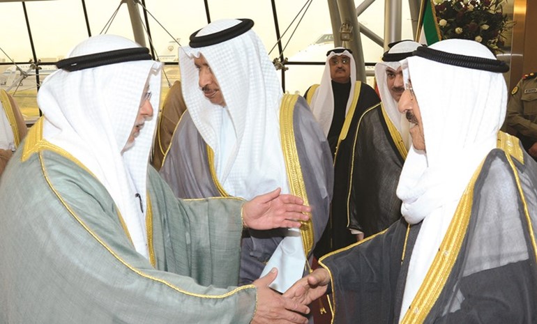 الشيخ علي الجراح مصافحا صاحب السمو ﻿