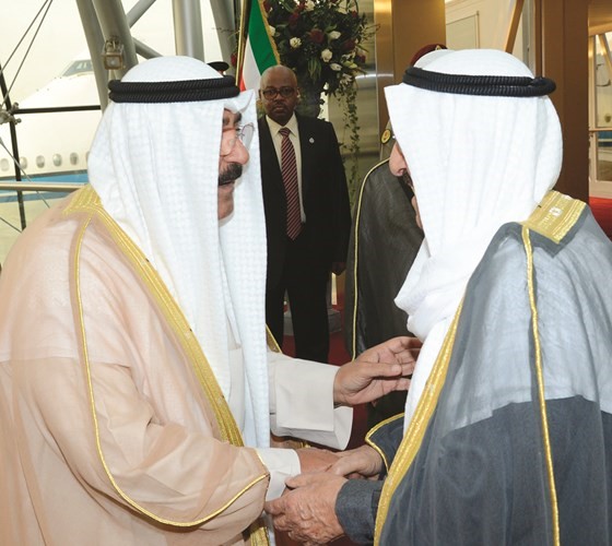 صاحب السمو مصافحا الشيخ مشعل الأحمد ﻿