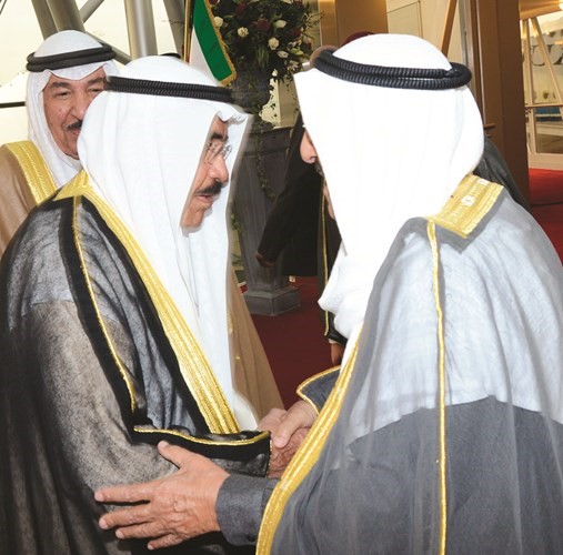 صاحب السمو الأمير مصافحا الشيخ فيصل السعود ﻿