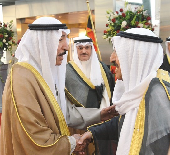 صاحب السمو الأمير الشيخ صباح الأحمد مصافحا الشيخ جابر العبد الله ﻿