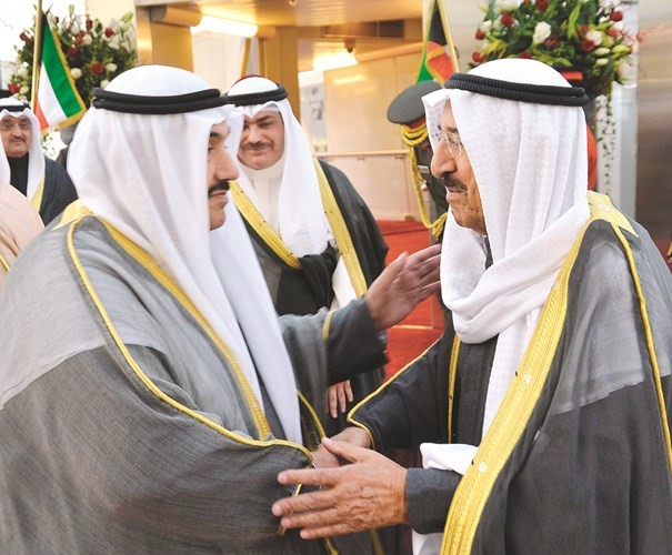 سمو الأمير خلال مصافحته سمو الشيخ ناصر المحمد ﻿