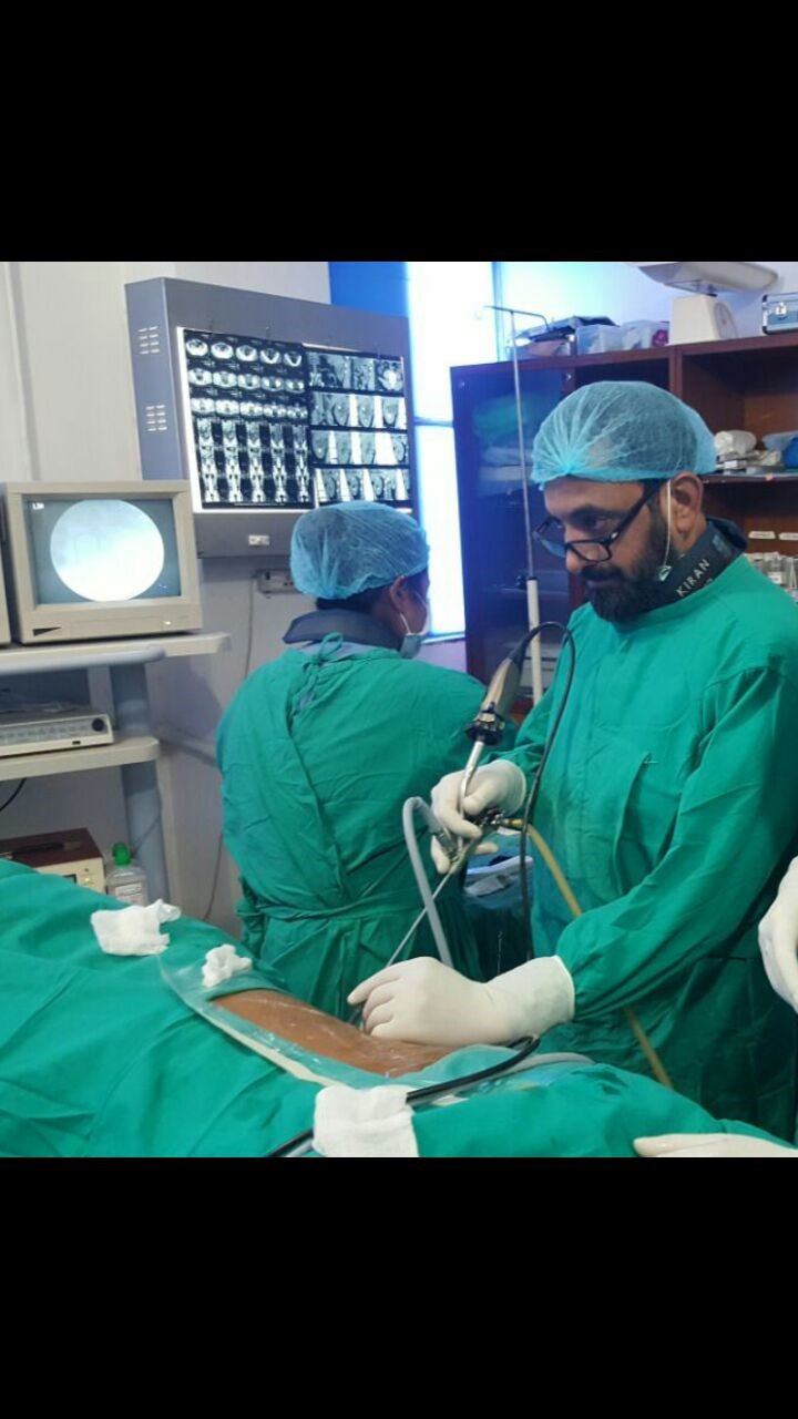 طبيب كويتي يستخرج حصوة كبيرة من الكلية بثقب لا يزيد عن 5 مم في نيبال