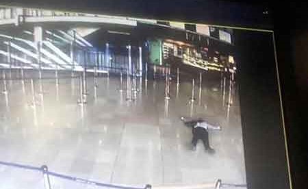 شاهد لحظة انقضاض مهاجم مطار أورلي على المجندة من الخلف