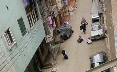 ماليزيات يدرسن بمصر ينظفن شارعهن يومياً