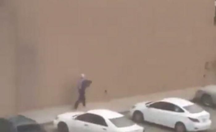 فيديو يوثق لحظة هروب لص بعدما سرق جهاز الكاشير الخاص بأحد المطاعم في السعودية