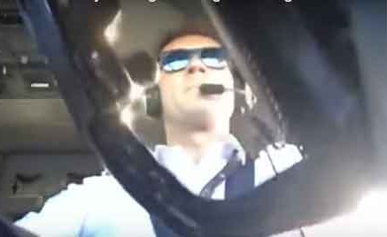 بالفيديو.. قائد طائرة يصارع الرياح