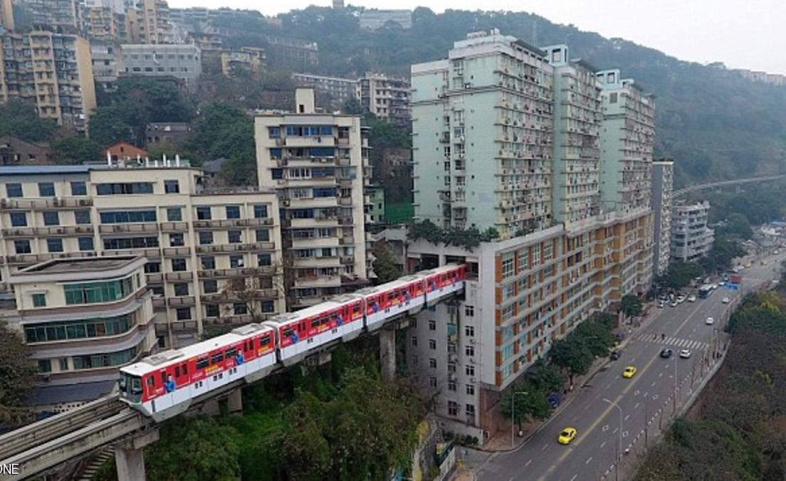 بالصور.. قطار يمر داخل برج سكني.. هكذا تحل الصين أزمة كثافة السكان