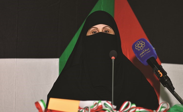 مديرة المدرسة فريدة المانع العجمي تلقي كلمتها﻿