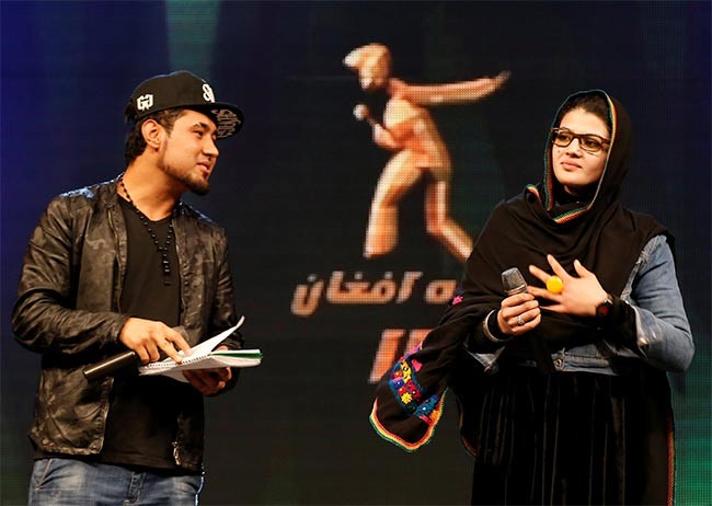 بالفيديو والصور.. مغنية أفغانية تتحدى التطرف وتصل لنهائي "نجم الأفغان"