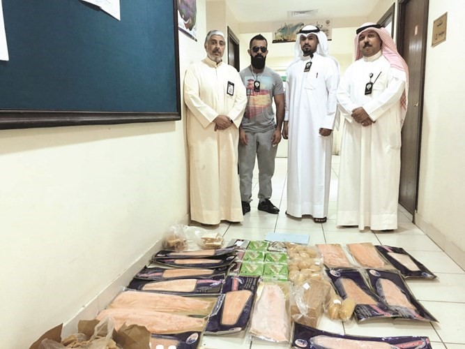 فريق البلدية أمام الأغذية الفاسدة المضبوطة ﻿
