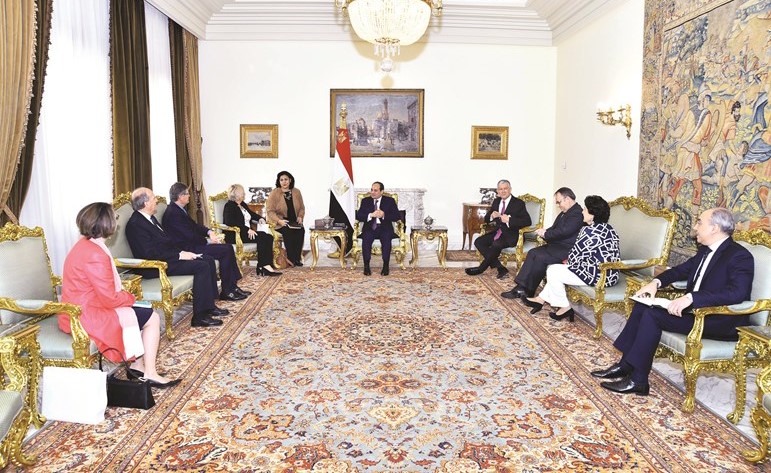 الرئيس عبدالفتاح السيسي مستقبلا وفد مجموعة الصداقة الفرنسية - المصرية ﻿