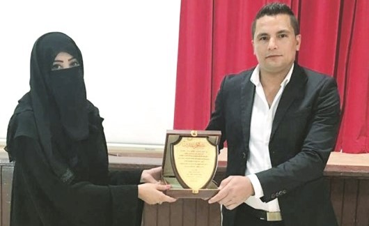 المدرب مصطفى مراد يتسلم درعا تذكارية ﻿