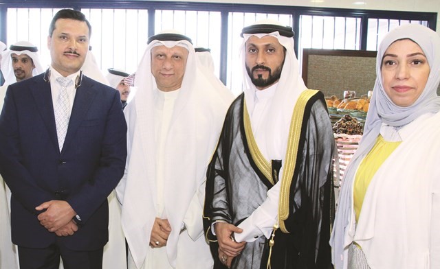 د. جمال الحربي وعبدالمحسن الصراف ومديرة المركز اثناء افتتاح المركز﻿