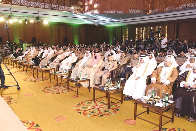 الشيخ خالد الجراح و حمود بن فيصل البوسعيدي واللواء محمود الدوسري في مقدمة الحضور	 (عادل سلامة) ﻿
