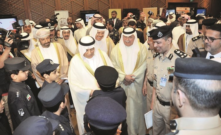 الشيخ خالد الجراح والفريق م. سليمان الفهد واللواء محمود الدوسري والعميد عادل الحشاش في حديث مع أطفال يرتدون زي الشرطة﻿