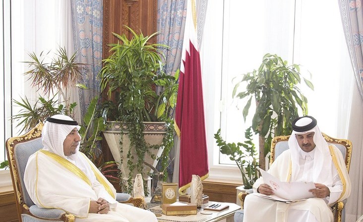 صاحب السمو الشيخ تميم بن حمد يطلع على رسالة خطية من سمو الأمير سلمها سفيرنا في الدوحة حفيظ العجمي﻿