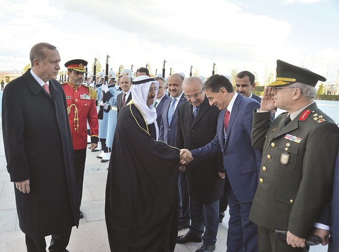 صاحب السمو مصافحا مستقبليه ﻿