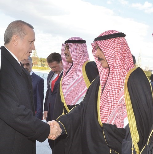 الرئيس التركي مصافحا الشيخ محمد الخالد ويبدو الشيخ صباح الخالد﻿