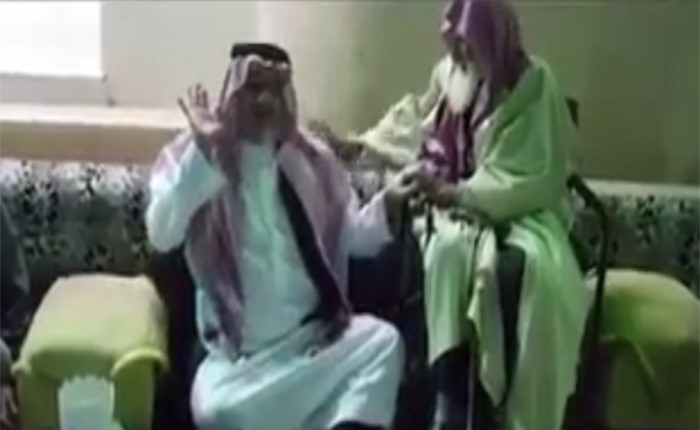 بالفيديو.. خالد بن طلال ينشر فيديو له مع مسن اختاره للحج عن ابنه الوليد.. ويكشف لماذا اختاره