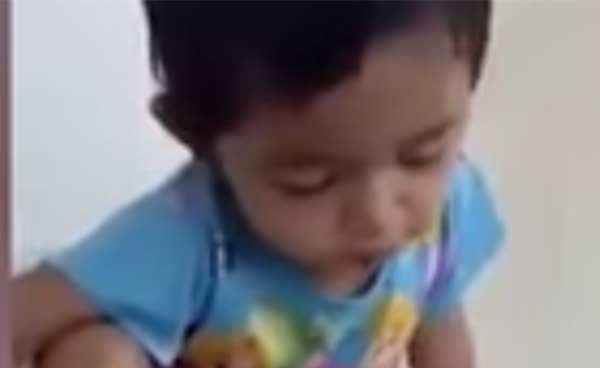 بالفيديو: أم تطعم طفلتها ديداناً حية