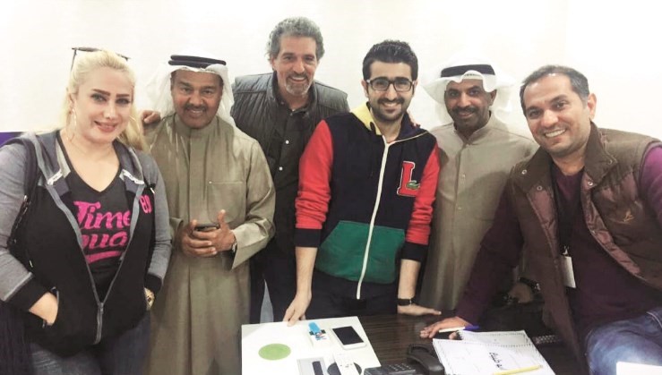 الكاتب محمد الكندري والمخرج نعمان حسين مع نجوم مسلسل بو طبيع ومعهم النجم طارق العلي﻿